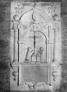 L’épitaphe de Toussaint Staffe dans la basilique de Walcourt. Photo de 1944 © KIK-IRPA, Bruxelles