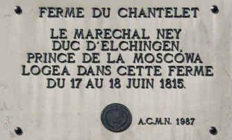 La plaque commémorative située sur un mur de la ferme du Chantelet © D. Timmermans