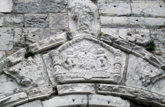 Les armoiries du prince-abbé Guillaume de Manderscheidt sur la porte de l’ancienne abbatiale © IPW