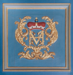 Le monogramme de Maximilien-Henri de Bavière dans la salle de l’ancienne chancellerie du Conseil privé © KIK-IRPA, Bruxelles