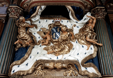 Les armoiries de Bavière sur la tribune de la salle du Conseil provincial © KIK-IRPA, Bruxelles