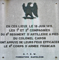 La plaque en hommage aux troupes du colonel Caron sur le chevet de l’église de Plancenoit © D. Timmermans