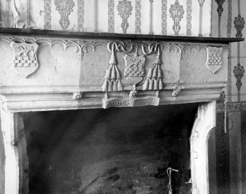 La cheminée portant les armoiries du prince-évêque Érard de la Marck dans le presbytère de Saint-Séverin. Photo de 1943 © KIK-IRPA, Bruxelles