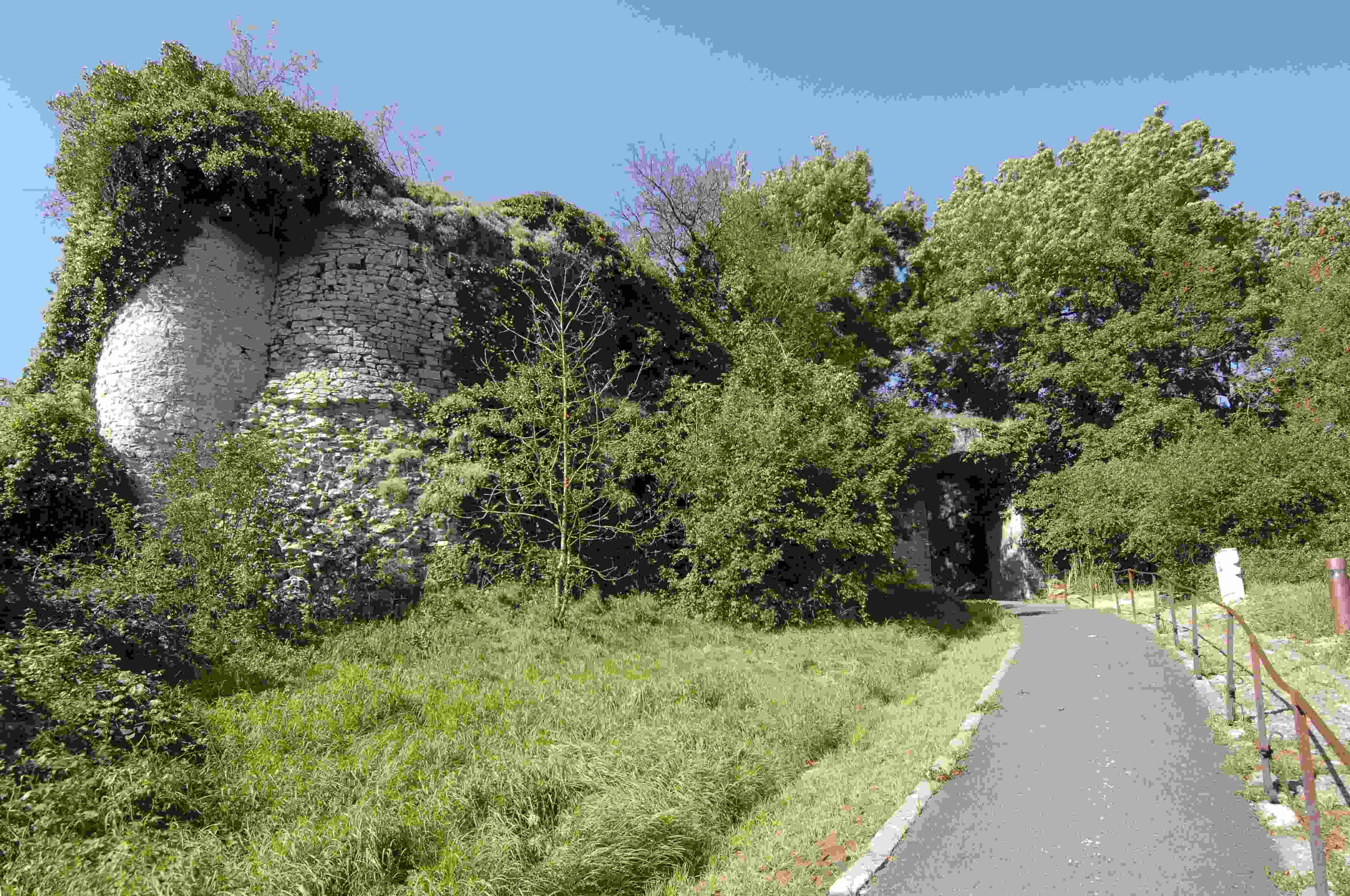 Vestiges des fortifications de Sautour © IPW