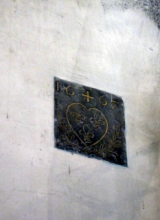 La pierre de fondation fleurdelisée à l’entrée de l’église Saint-Christophe de Charleroi © IPW.