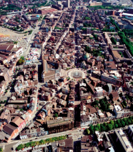 Vue aérienne de la ville de Charleroi. Au centre, la place Charles II et ses rues en étoile rappellent le tracé des rues de l’ancienne place forte. Photo G. Focant © SPW-Patrimoine