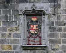 Les armoiries et la devise de Charles Quint sur le beffroi de Binche. Photo G. Focant © SPW-Patrimoine