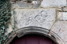 Les blasons de Caldenborg et de Barbieus au-dessus de la porte de l’ancienne réserve de munitions. © IPW