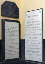 Les plaques en hommage au major Dorset et au lieutenant Livingstone Robe dans l’église Saint-Joseph de Waterloo © Bruxelles, KIK-IRPA