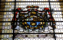 Le vitrail moderne portant les armoiries de la principauté abbatiale de Stavelot-Malmedy © IPW