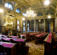 La salle du conseil provincial de Liège dans laquelle se trouvent des phylactères portant les noms des deux préfets du département de l’Ourthe. Photo G. Focant © SPW-Patrimoine