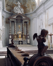 Le chœur de l’abbatiale de Floreffe avec, à droite, un monument funéraire. Photo G. Focant © SPW-Patrimoine