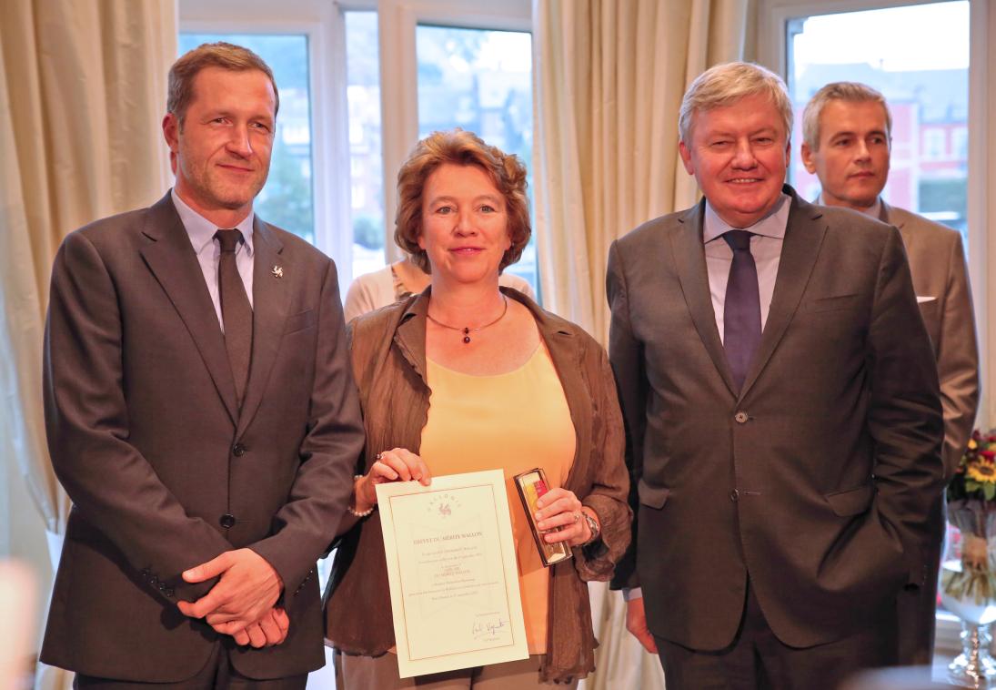 Madame Françoise Belfroid, représentant Marie-Anne Belfroid, avec Paul Magnette et Jean-Claude Marcourt