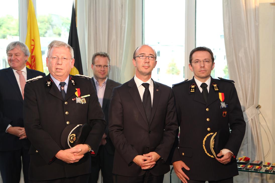 Représentants des corps de pompiers d'Ath et de Liège avec Rudy Demotte