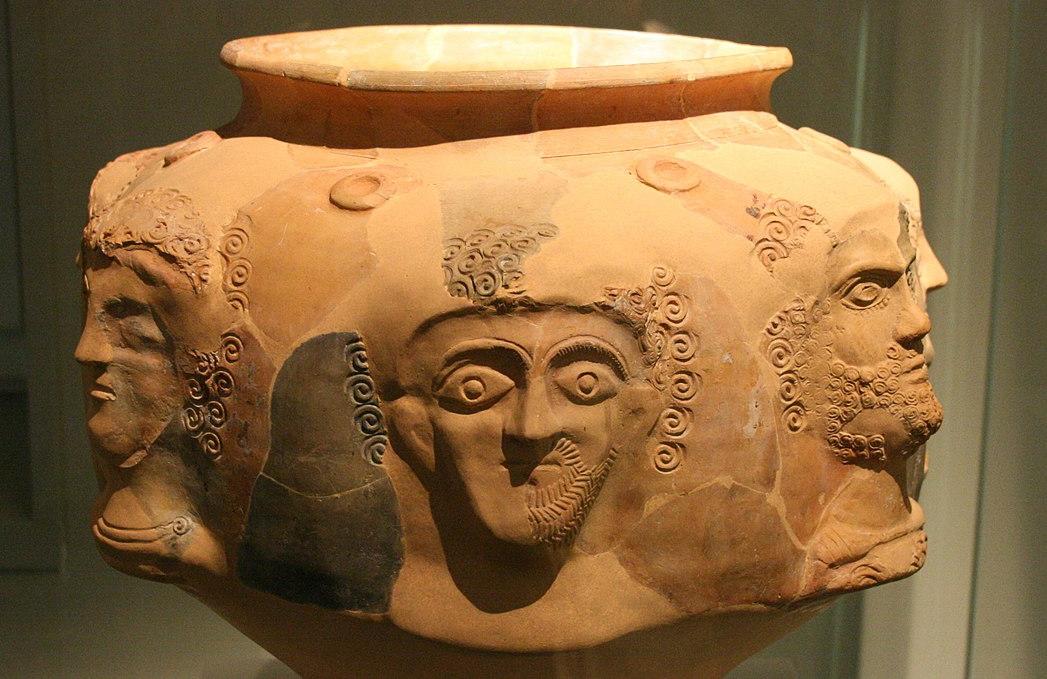 Vasse gallo-romain à bustes provenant de Jupille. Musée du Grand Curtius, Liège, Belgique