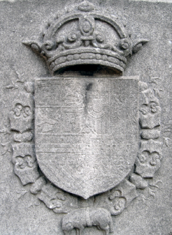 La pierre armoriée aux armes d’Espagne située devant l’église Saint-Géry © IPW