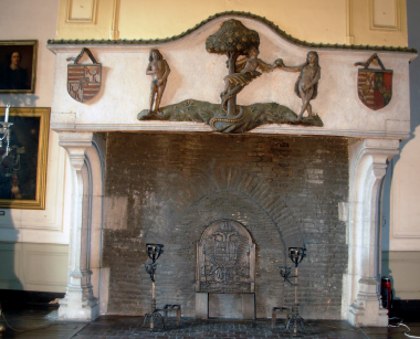La cheminée de la grande salle du rez-de-chaussée du château fort d’Écaussinnes-Lalaing comportant une taque de foyer aux armes et à la devise de Charles Quint © Frans Doperé