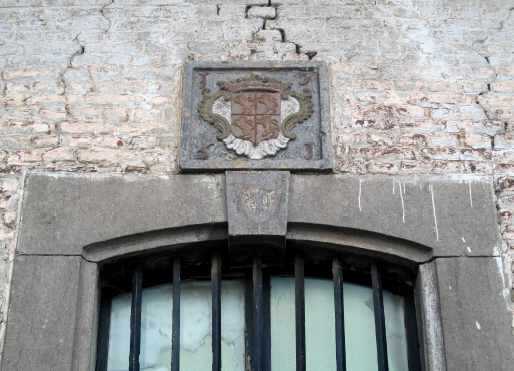 Le blason du comté de Hainaut daté de 1751 sur l’ancien octroi de Quiévrain © IPW