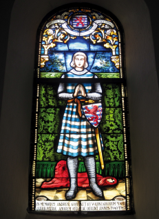 Le vitrail contemporain représentant le comte Henri V de Luxembourg dans la chapelle de Clairefontaine (1918) © IPW
