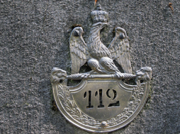 Insigne napoléonien qui référence les monuments d’Empire sur la tombe de Jean-Nicolas L’Olivier © IPW