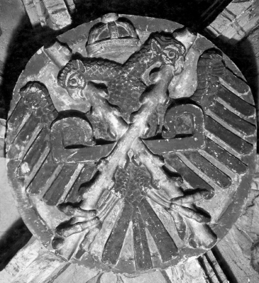 La clé de voûte représentant l’aigle bicéphale et les briquets de Bourgogne dans l’église Saint-Pierre de Bastogne. Photo de 1946 © KIK-IRPA, Bruxelles