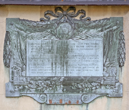 La plaque en hommage aux trois régiments de Foot Guards sur le site de la ferme d’Hougoumont © D. Timmermans