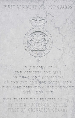 La plaque en hommage au First regiment of Foot Guards sur le site de la ferme d’Hougoumont © D. Timmermans