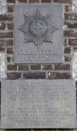 La plaque en hommage aux Coldstream Guards sur le site de la ferme d’Hougoumont © D. Timmermans
