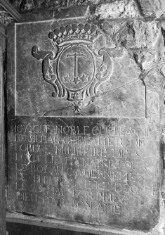 La pierre tombale de Guillaume de Silhac dans l’église Saint-Philippe de Philippeville. Photo de 1974. © KIK-IRPA, Bruxelles