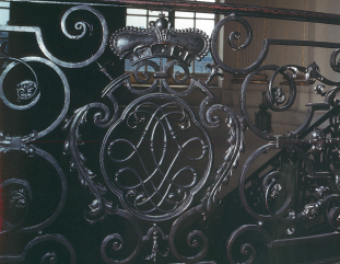 Détail de la rampe de l’escalier royal du palais des princes-évêques avec le monogramme de Georges-Louis de Berghes © KIK-IRPA, Bruxelles
