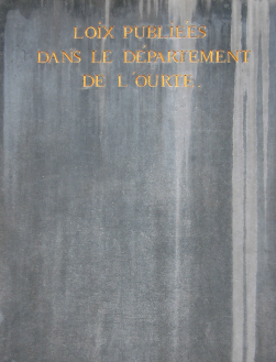 La pierre des lois publiées dans le département de l’Ourthe sur la façade du palais des princes-évêques à Liège © IPW