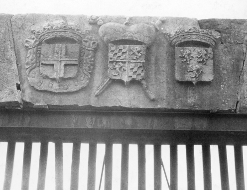 Le linteau d’entrée du château de Franchimont avec les armoiries de Maximilien-Henri de Bavière. Photo de 1943 © KIK-IRPA, Bruxelles
