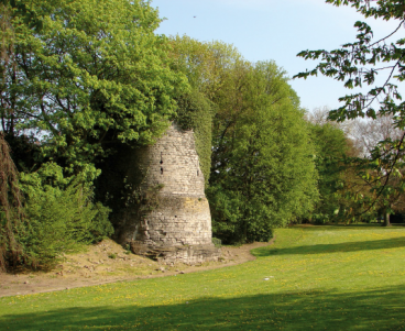 La tour Saint-Jean, vestige des fortifications tournaisiennes construites à la fin du XIIIe siècle. © Ville de Tournai
