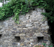 Les ruines de la forteresse médiévale de Fumal, à quelques mètres du château actuel © IPW