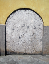 La pierre de commémoration du gouverneur Juan de la Paz Tementio sur la façade de la chapelle Sainte-Anne à Charleroi © IPW