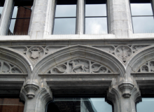 Les armoiries (à gauche) et la devise (à droite) de Charles Quint sur la façade de la maison « Au Blanc Lévrié » à Mons © IPW