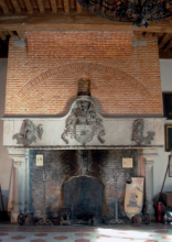 La cheminée de la salle d’armes du château fort d’Écaussinnes-Lalaing comportant au centre les armoiries de la famille de Croÿ entourées du collier de la Toison d’Or © Frans Doperé
