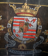 Les armoiries du duc de Croÿ au-dessus de son monument funéraire © IPW