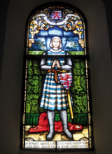 Le vitrail contemporain représentant le comte Henri V de Luxembourg dans la chapelle de Clairefontaine (1918) © IPW
