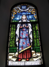 Le vitrail contemporain représentant la comtesse de Luxembourg Marguerite de Bar dans la chapelle de Clairefontaine (1918) © IPW