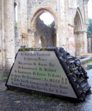 La lame funéraire du duc Wenceslas Ier de Luxembourg sur son monument funéraire à l’abbaye d’Orval © IPW
