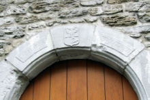 Le blason et la devise de Mathias de Amezaga sur la porte de l’ancienne prévôté © Ville de Limbourg