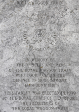 La plaque en hommage au Royal Waggon Train sur le site de la ferme d’Hougoumont © D. Timmermans