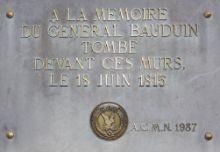 La plaque en hommage au général Bauduin sur le site de la ferme d’Hougoumont © D. Timmermans