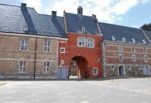 L’ancienne porte de l’abbaye et l’arvô © ETC