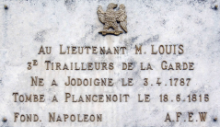 La plaque en hommage au lieutenant Louis sur la façade de l’église de Plancenoit © D. Timmermans