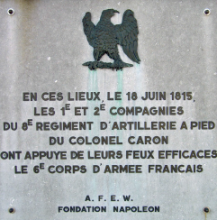 La plaque en hommage aux troupes du colonel Caron sur le chevet de l’église de Plancenoit © D. Timmermans