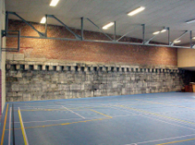 Le tronçon de remparts dans la salle de sports de l’Institut Cousot de Dinant. Photo J. Plumier © SPW-Patrimoine