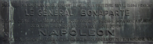 La plaque commémorative des deux visites de Napoléon à Liège sur la façade de l’ancienne préfecture de l’Ourthe © IPW