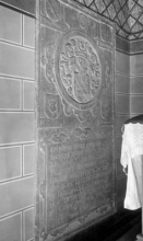 La pierre tombale du gouverneur Henri d’Eynatten dans l’église de Theux. Photo de 1941 © KIK-IRPA, Bruxelles